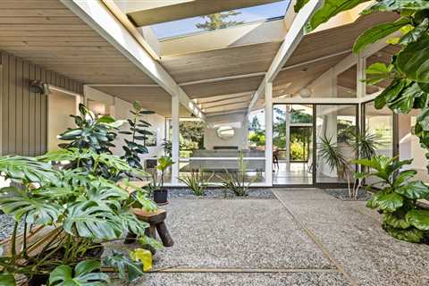 An Oregon Midcentury With a Lush Indoor Garden Could Be Yours for $1.2M