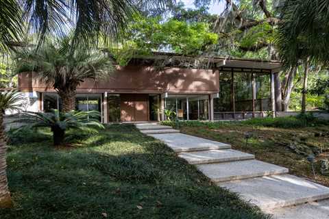 This $1M Midcentury Stunner Just Hit the Market for the First Time in 50 Years