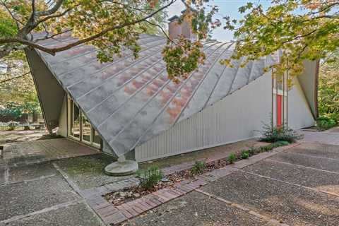The Roof of This $775K Memphis Midcentury Curves All the Way to the Ground