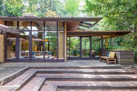 You Can Walk to the Beach From This $1.2M Seattle Midcentury