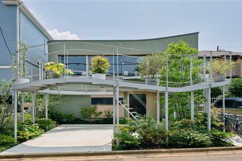 A Curvy Catwalk Dotted With Plants Buffers a Tokyo Home From the Street