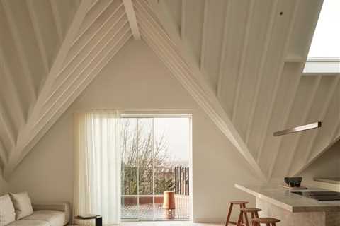 A Sculptural Ceiling Brings Oscar-Worthy Levels of Drama to This Reworked London Flat