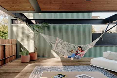 Between Power Lines and a Protected Pecan Tree, This Texas Home Found a Way to Fit In