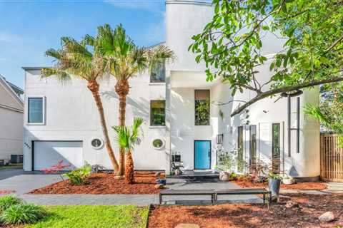 Every Story in This $1.9M Lake Pontchartrain Home Comes Framed in Glass